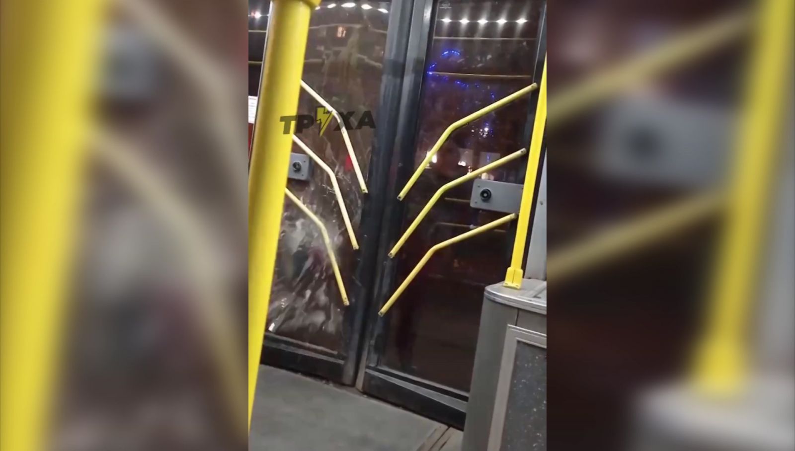 В троллейбусе разбили стекло в Харькове