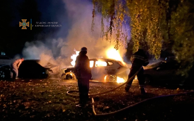 Пожар Харьков: три автомобиля сгорели у дома по улице Валентиновской, 27