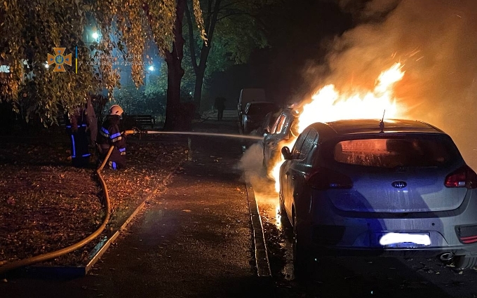Пожар Харьков: три автомобиля сгорели у дома по улице Валентиновской, 27