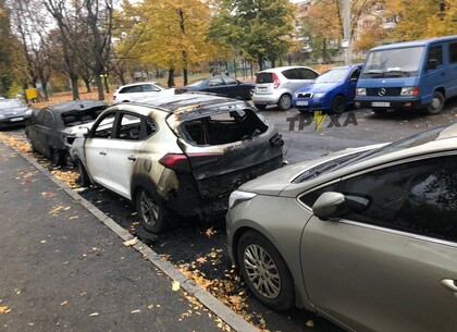 Взрыв и пожар: ночью в Харькове горели припаркованные у девятиэтажки автомобили (видео, фото)