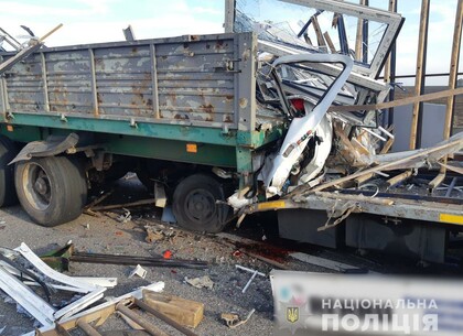 Смертельное ДТП под Харьковом: кабину грузовика расплющило в лепешку (фото)