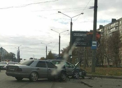 В Харькове произошло крепкое ДТП: иномарки не поделили поворот (фото)