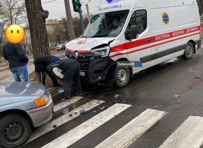 ДТП с участием скорой помощи: На Салтовском шоссе спасали девушку (фото, видео)