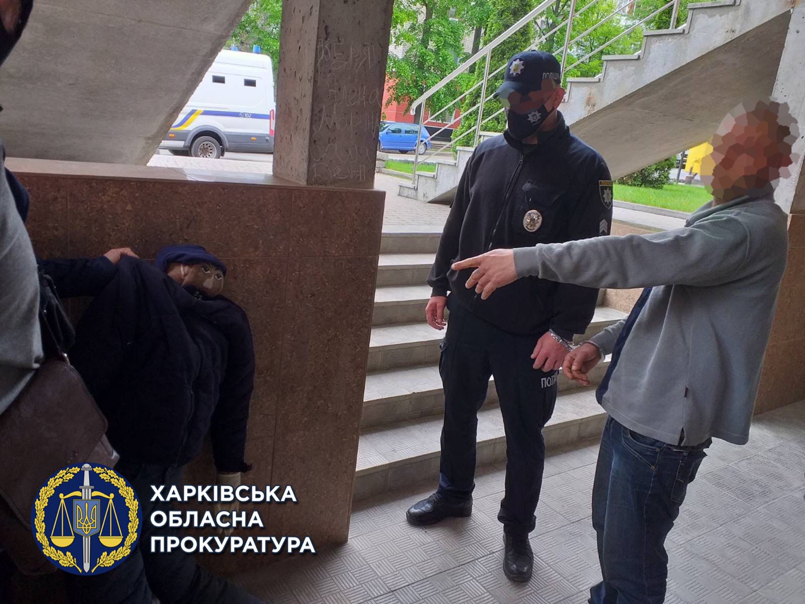 Криминал Харьков: Двое мужчин изнасиловали девушку в центральном парке  Изюма