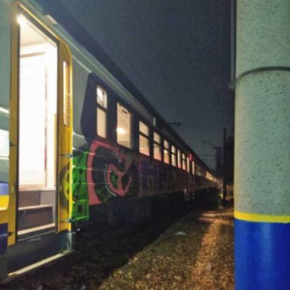 В Харькове вандалы испортили внешний вид электропоезда 