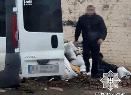 Карма нарушителя: Патрульные Харькова поймали мужчину, загадившего мусором местность (фото)