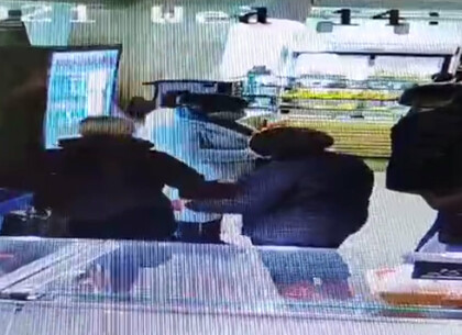 Дамы-воровки в центре Харькова: у женщины в магазине вытащили телефон (видео)