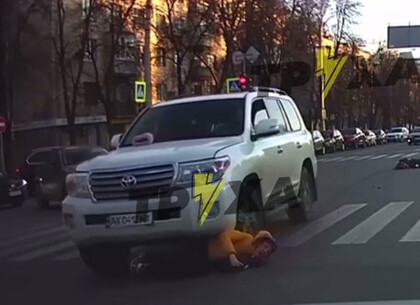 Жуткое ДТП на пешеходном переходе: в сеть слили видео момента аварии в Харькове (видео)