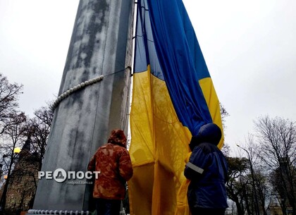 На самом высоком флагштоке Украины меняют флаг (фото)