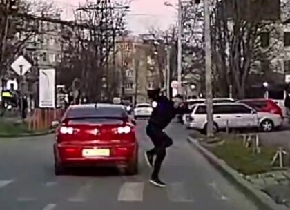 ДТП в центре Харькова: сбил парня и уехал - видеозапись момента аварии (видео)