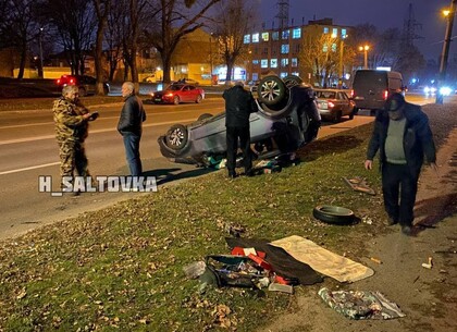 ДТП в Харькове: на Старой Салтовке произошла авария с перевертышем (фото, видео)
