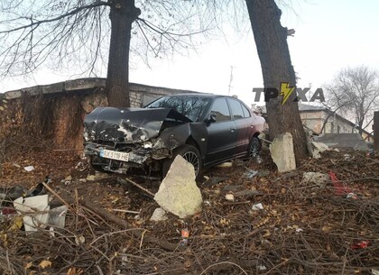 ДТП в Харькове: Забор остановил иномарку, чуть не улетевшую в Лопань (фото, видео)