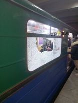 Разбитое окно в харьковском метрополитене: хулиганства не было (фото)