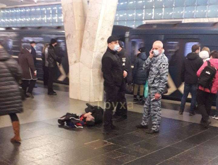 Криминал Харьков: на станции метро умер мужчина