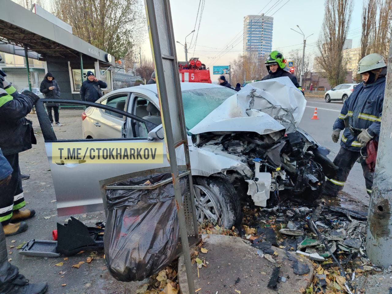 ДТП Харьков: На Валентиновской разбился Hyundai, влетев в столб, водитель в больнице