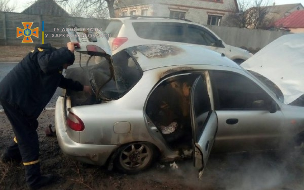 Пожар Харьков: Автомобиль тушили землей с лопаты