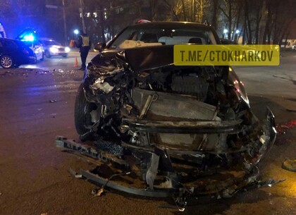 ДТП: в Харькове столкнулись две легковушки на перекрестке (фото, видео)