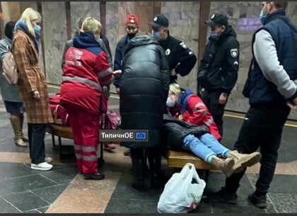 ЧП в Харькове: девушке стало плохо в метро (видео)