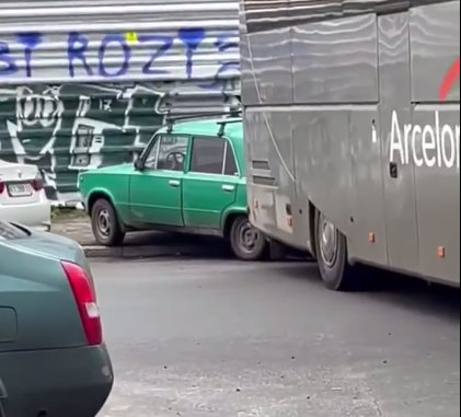 ДТП Харьков: В сеть слили видео столкновения автобуса с ВАЗ 2101 в Театральном переулке