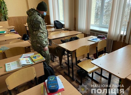 Минирование: эвакуированы тысячи людей в шести школах Харькова (фото)