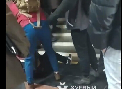 Поймали и избили: в метро Харькова крепко досталось вору (видео)