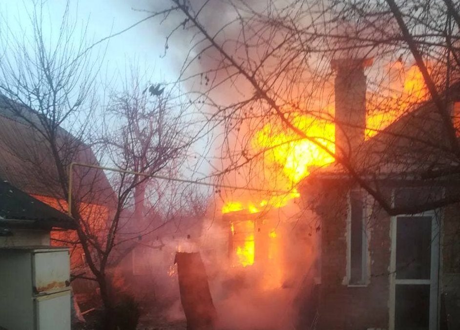 Пожар Харьков: В Люботине сильно горит частный дом