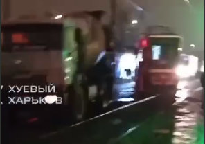 ДТП: в Харькове бетономешалка влетела в трамвай (видео)