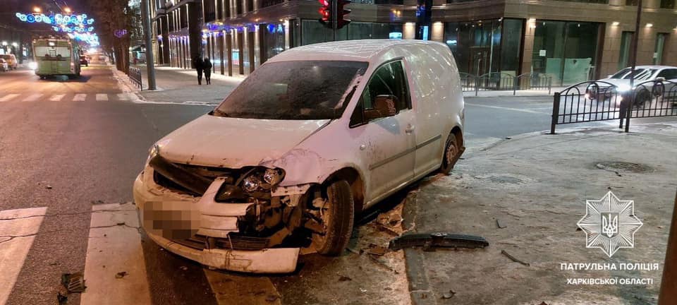 ДТП Харьков: на улице Сумской Скорая помощь столкнулась с Volkswagen Caddy