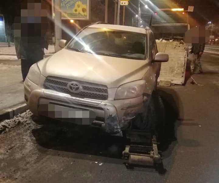 ДТП Харьков: водитель врезался в островок безопасности