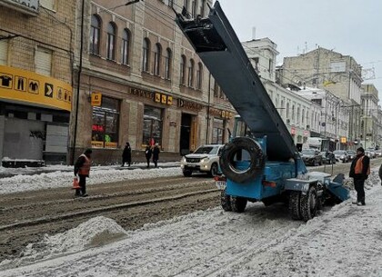 Харьков расчищают после крепкого снегопада