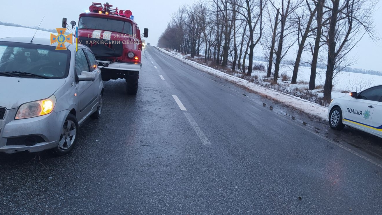 Спасатели вытащили авто со снега 
