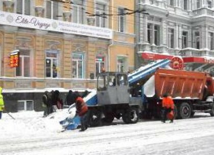 С улиц Харькова убирают снег и лед десятки машин