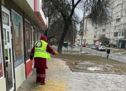 Коммунальщики с четырех утра продолжили борьбу со льдом в Харькове