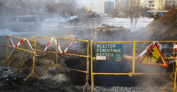 Дефект на трубопроводе диаметром 800 мм ликвидируют на Алексеевке харьковские коммунальщики