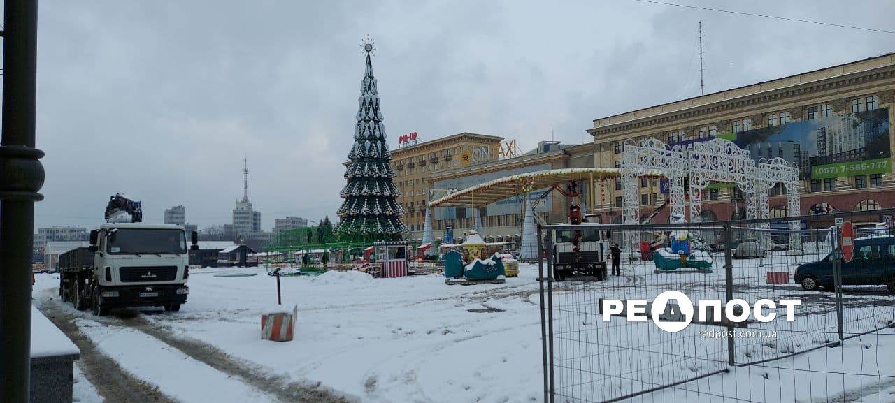 Демонтаж Новогоднего городка и ярмарки в Харькове на площади Свободы