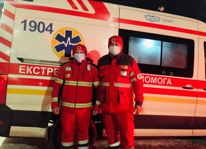 Лежал на снегу без сознания: в Харькове медики спасли человека (фото)