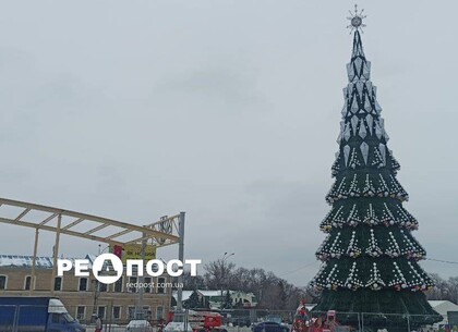 В Харькове начали демонтаж главной елки города