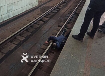 В Харькове парень упал на рельсы метро (фото)