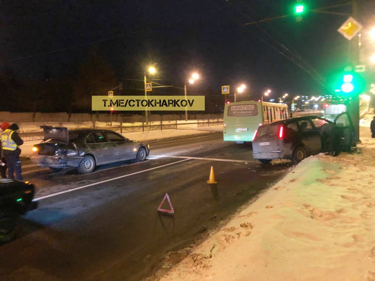 ДТП Харьков: Ford улетел в снег на проспекте Гагарина, чудом не столкнувшись с BMW