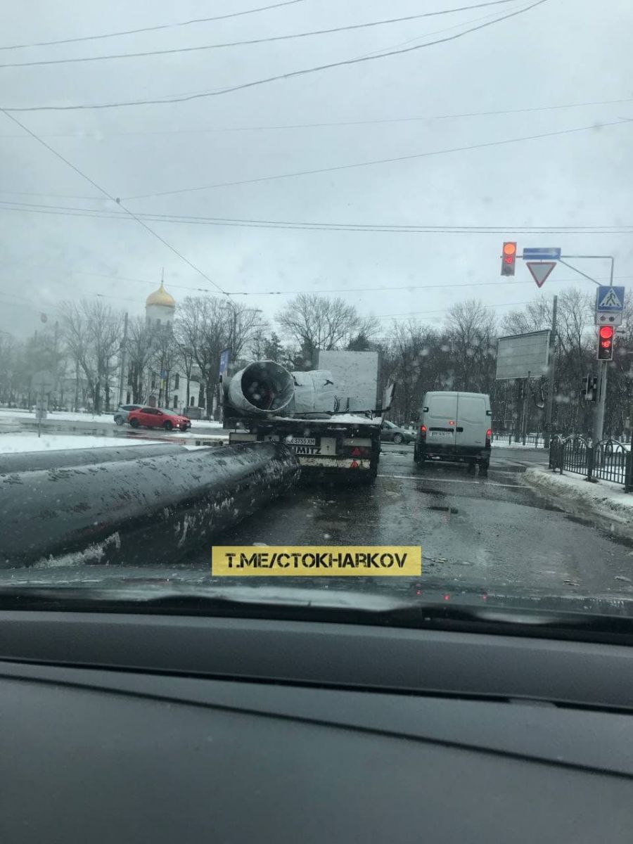 ДТП Харьков: Остановили движение на перекрестке Московского проспекта и улицы Морозова трубы, выкатившиеся из грузовика