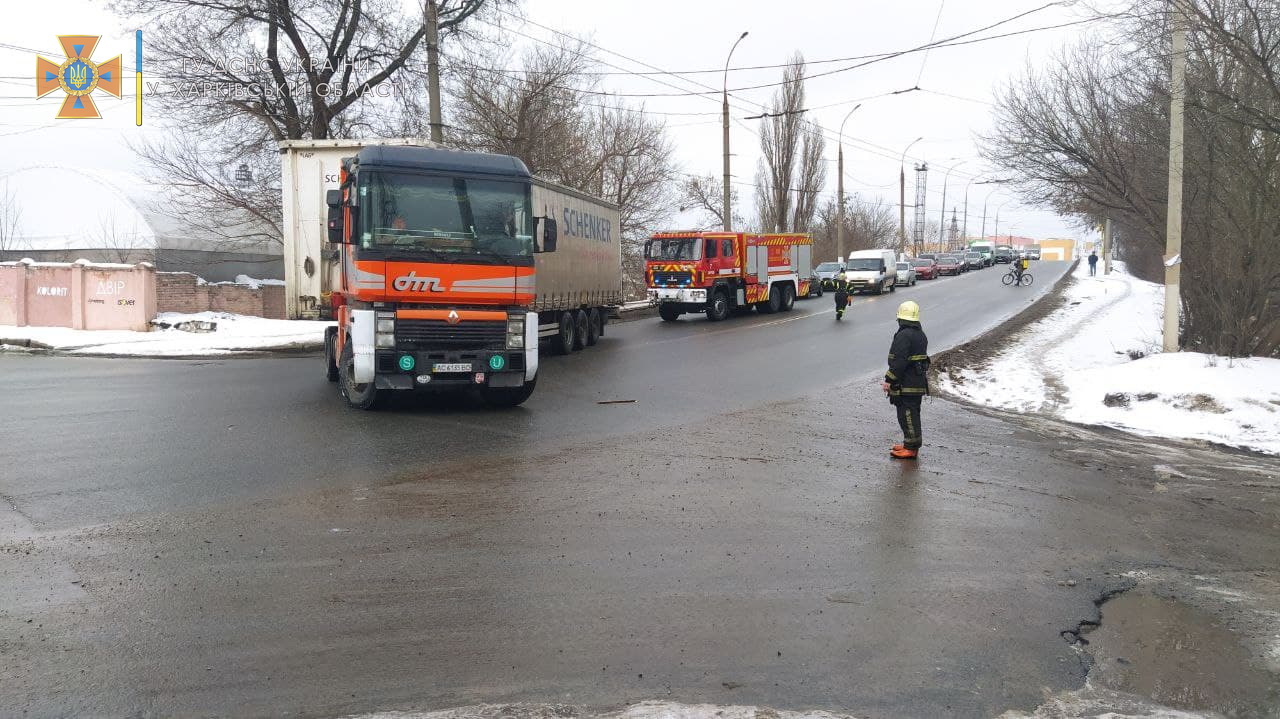 В Харькове спасатели вытащили из "снежной ловушки" две фуры