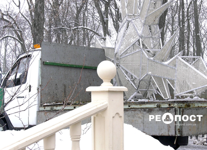 Праздники закончились: в парке Горького демонтируют всю новогоднюю атрибутику (фото)