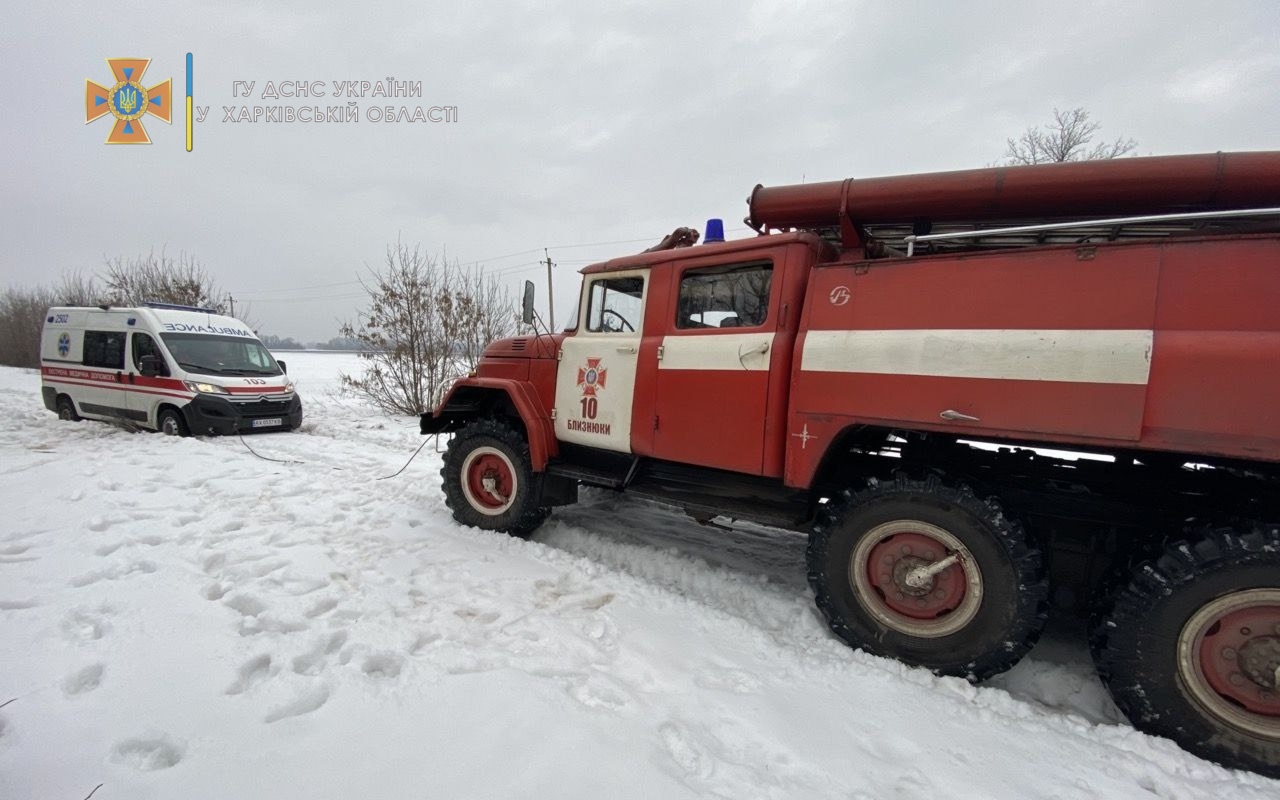 Спасатели оказали помощь медикам 