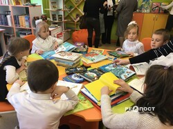 Всемирный день дарения книг в Харькове: в школу-интернат передали подарки (фото)