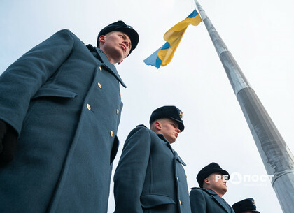 На День единения: в Харькове подняли флаг на самый большой флагшток в Украине (фото)