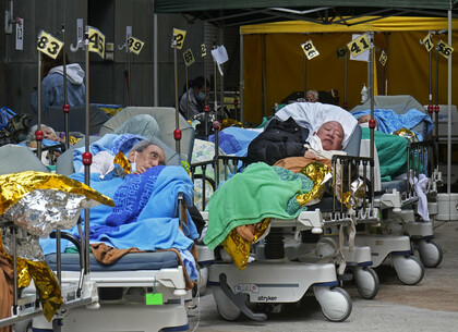 Коронавирус: из-за роста заболеваемости больницы Гонконга перегружены, люди лежат на улицах (фото)