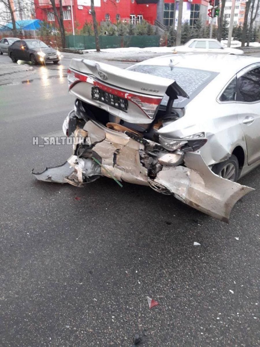 ДТП Харьков: В сеть слили видео момента аварии, как Skoda жестко врезалась в Hyundai, разворотив в щепки салон сзади на Московском проспекте
