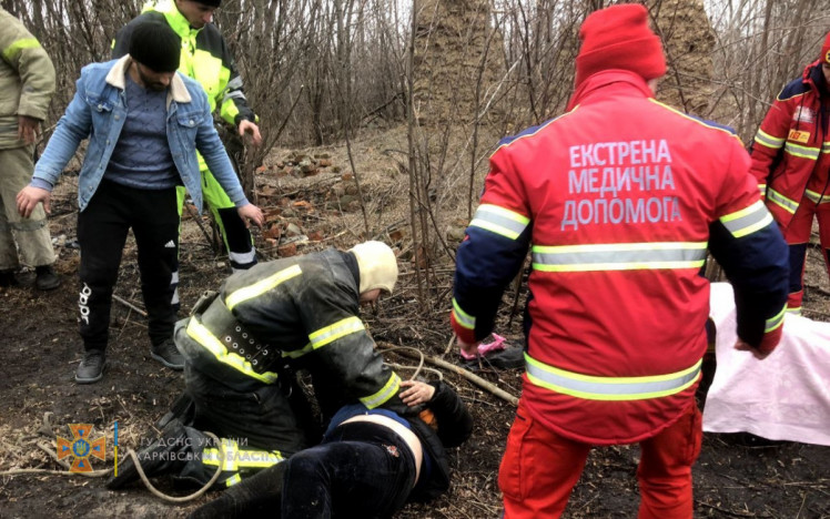 Женщина упала в колодец 