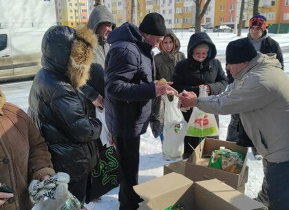 В Харькове развозят продукты питания и начали выплату пенсий горожанам