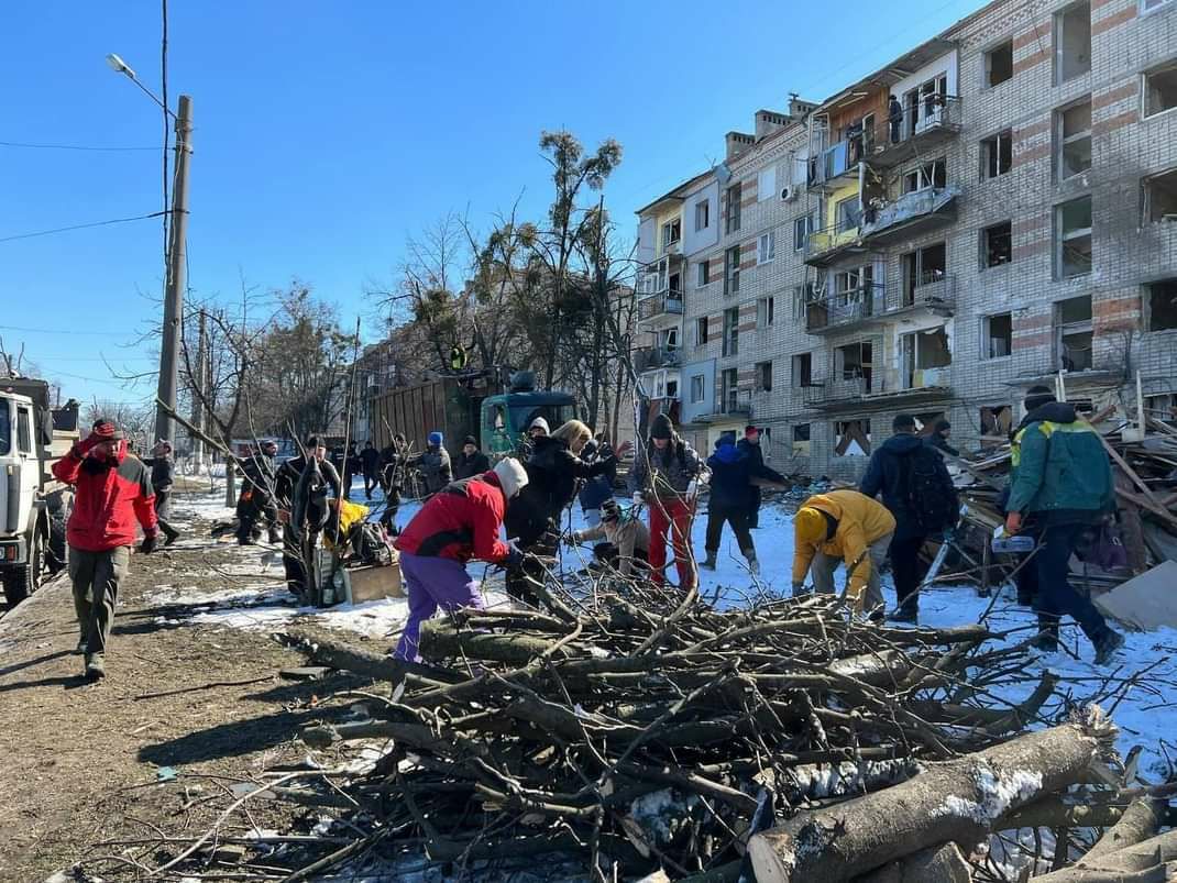 Уборка Харькова после бомбардировок российскими оккупантами